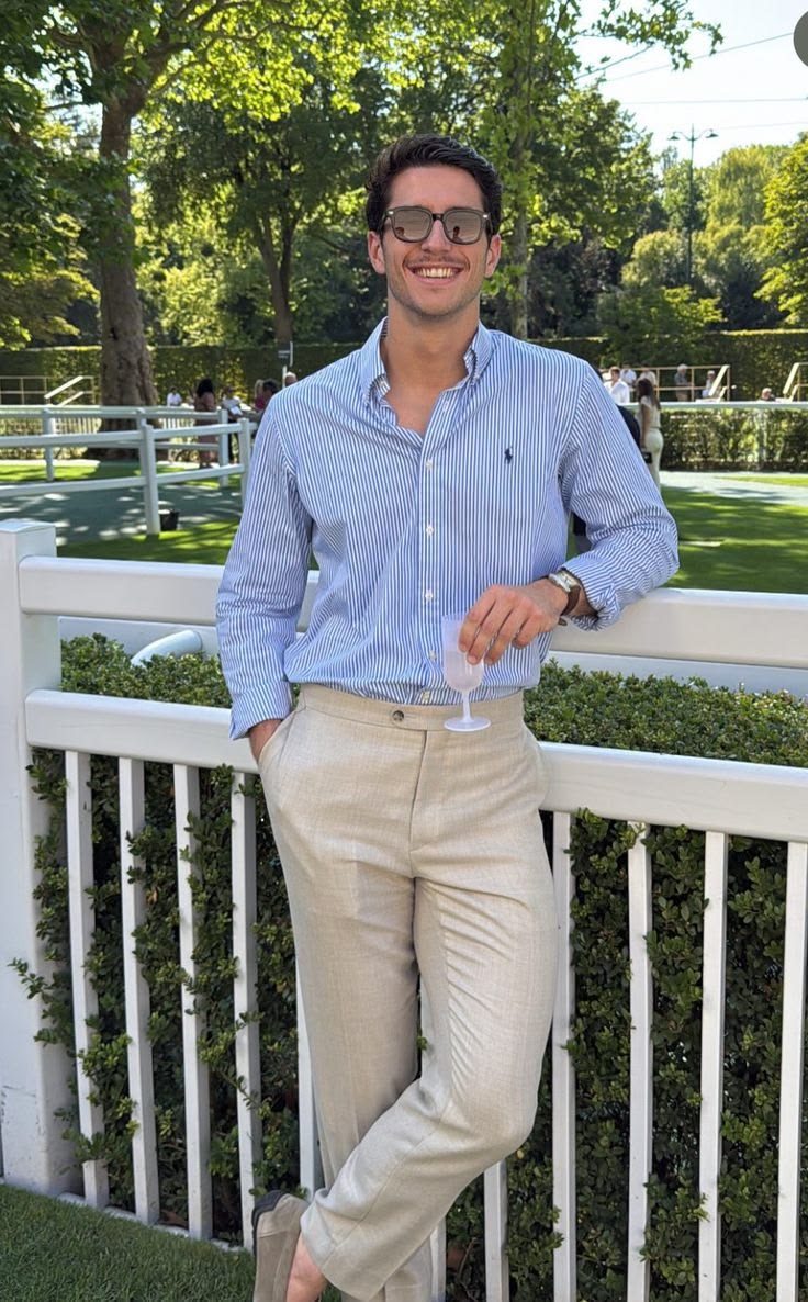 Camisa listrada azul e calça bege
